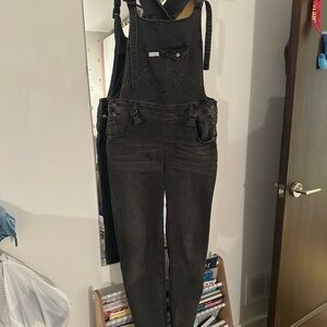 “The Mumsie” pregnancy & babywearing overalls in colour allnighter